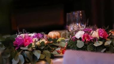 漂亮的婚礼装饰，由不同种类和颜色的花在一家<strong>高档餐厅</strong>的婚礼桌上。